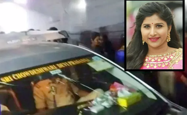 Attack On Singer Mangli car At Bellary In Karnataka - Sakshi