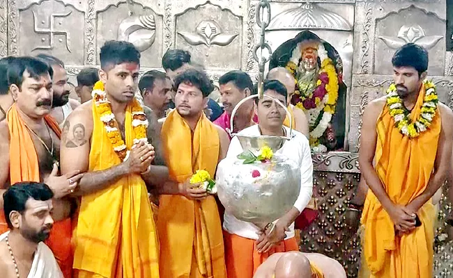 Indian Cricketers Offer Prayers Ujjain Mahakaleswar-Pant Speedy Recovery - Sakshi