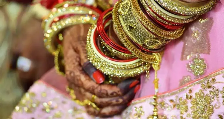 UP Bride Calls Off Wedding After Groom Fails To Count Currency Notes - Sakshi