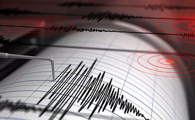 Strong earthquake tremors felt in Delhi - Sakshi