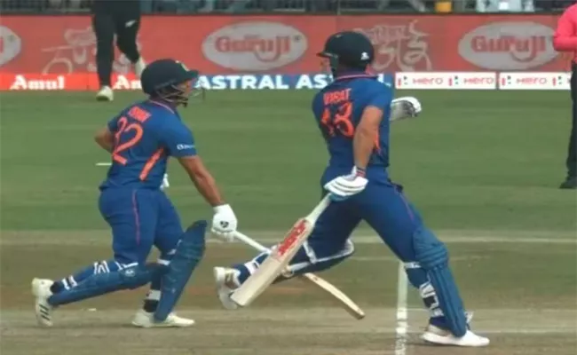 IND VS NZ 3rd ODI: Confusion Between Kohli And Ishan As Wicketkeeper Sacrifices Wicket - Sakshi