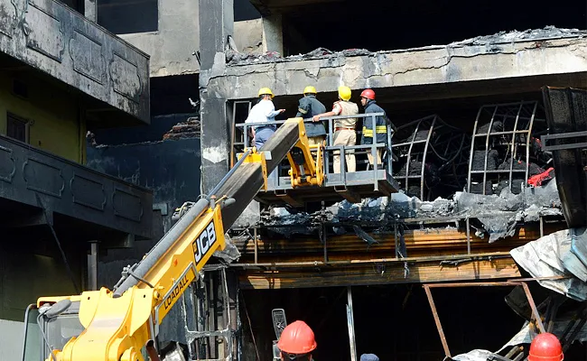 GHMC Decided To Demolish Deccan Mall On Wednesday Itself - Sakshi