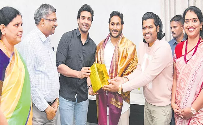 Sirivennela Seetharama Sastry Family Members Meet CM Jagan - Sakshi