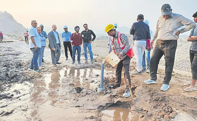 Capacity of foundation diaphragm wall damaged by Godavari floods - Sakshi