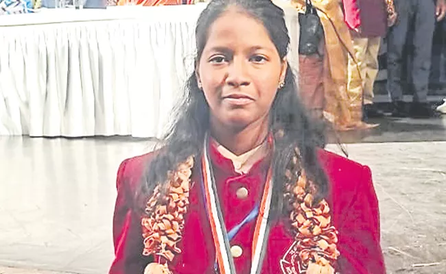 Hyderabad Girl Zunea Evelin Gets National Bravery Award - Sakshi