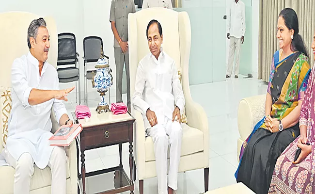 Chhatrapati Shivaji 13th Heir Sambhaji Raje Meets CM KCR - Sakshi