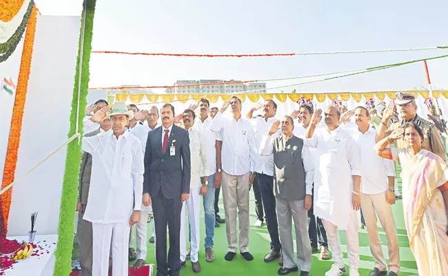 CM KCR Hoists National Flag At Pragathi Bhavan - Sakshi