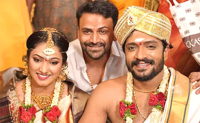 Kannada Actors Vasishta Simha And Haripriya Tie The Knot In Mysuru - Sakshi