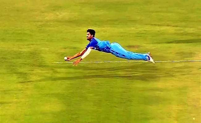 Mark Chapman Stunned Washington Sundar Super Catch IND Vs NZ 1st T20 - Sakshi