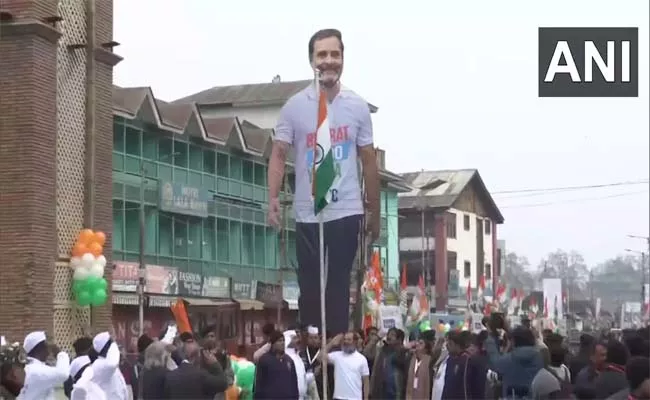 Rahul Gandhi Unfurls Tricolour At Historic Clock Tower In Srinagar  - Sakshi