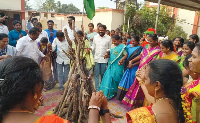 Eluru District: Sankranti 2023 Festival Celebration in Tellamvarigudem School - Sakshi