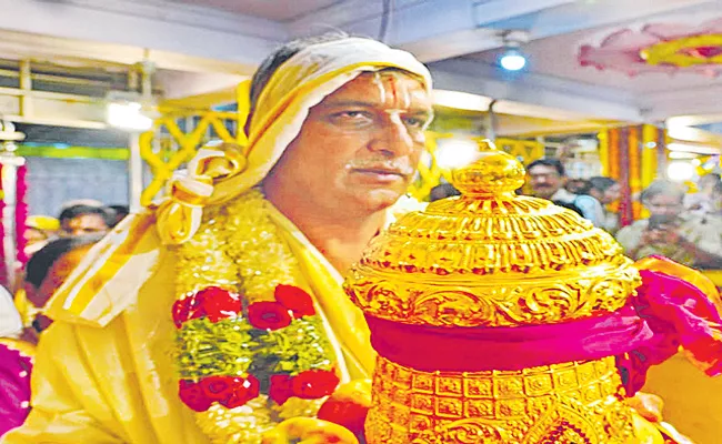 Harish Rao Presents Gold Crown to Sri Venkateshwara Swamy Temple In Siddipet - Sakshi