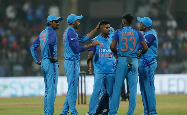 Team India Beat Sri Lanka By 2-Runs 1st T20 Match - Sakshi