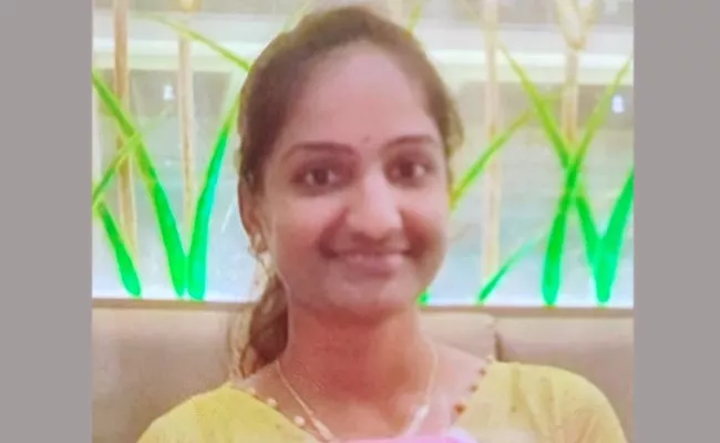 Woman Software Employee Commits Suicide In Visakhapatnam - Sakshi