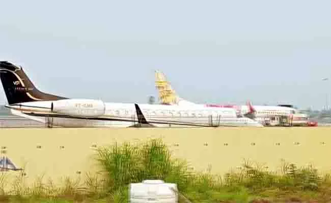 CM Jagan Delhi Tour Flight Emergency Landing Gannavaram Airport - Sakshi