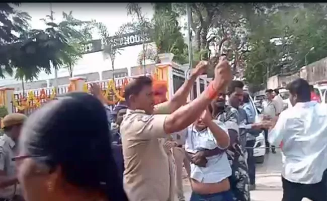 ABVP Activists Arrested On KTR Visit At Karimnagar - Sakshi