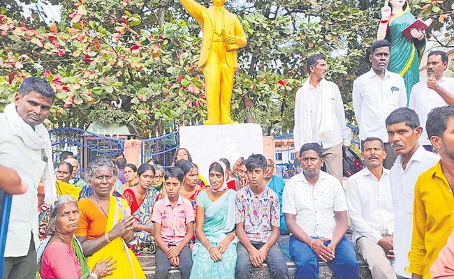 Telangana Farmer Ends Life Over Losing Land In Kamareddy District - Sakshi