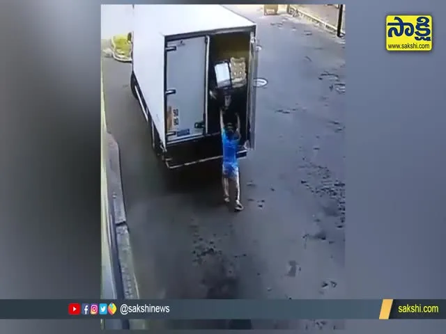 A Boy Opened The Lorry Door Suddenly Video Goes Viral