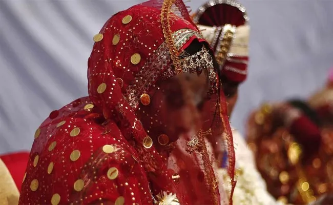 Bride Marries Groom Brother On Wedding Stage At Uttar Pradesh - Sakshi