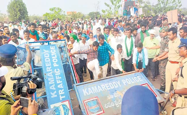 Farmers Made Protest With Families Kamareddy Town Master Plan Draft - Sakshi