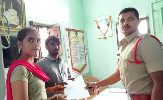 Love married couple goes to police station for protection in Nellore - Sakshi