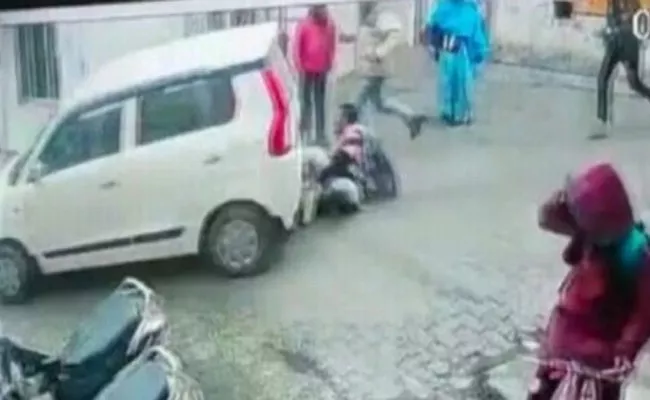 Car Hits Cyclist Drags For A Kilometre In Uttar Pradesh Hardoi - Sakshi