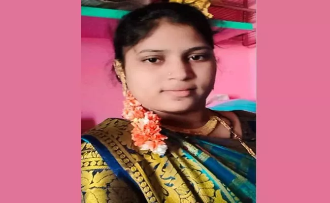 New born baby and woman died in Mantralayam - Sakshi