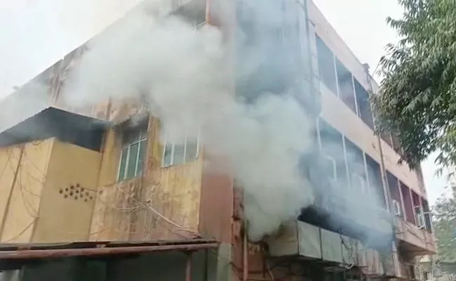 Fire Accident In Malakpet Hotel Hyderabad One Died - Sakshi