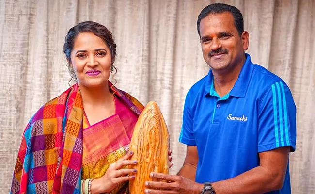 Anchor Anasuya Bharadwaj Honored With Bahubali Khaja At Kakinada - Sakshi