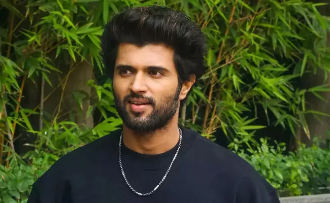 Vijay Deverakonda Invites 100 Fans To Manali Tour - Sakshi