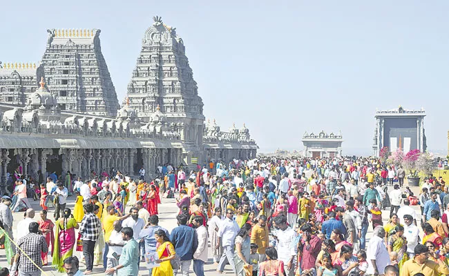 Huge Devotees Crowd At Yadadri Temple - Sakshi