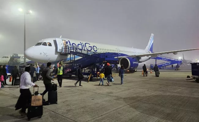 Two Drunk Passengers Molest Air Hostess In Delhi-Patna Indigo Flight - Sakshi