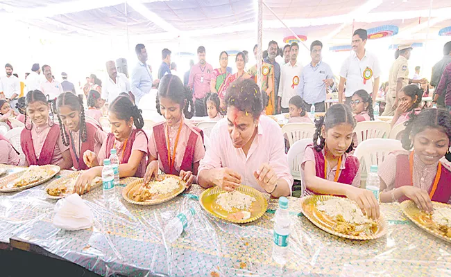 Telangana Minister KTR Chit Chat With Students About Drones - Sakshi