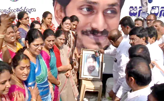 Visakhapatnam YSRCP Leaders Did Palabhishekam To CM Jagan Photo - Sakshi