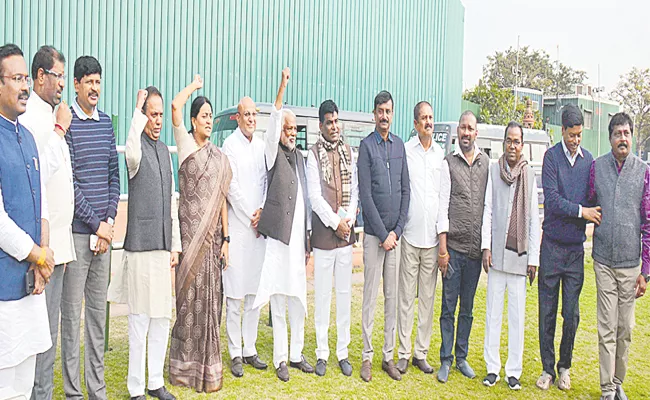 BRS MPs angry with Modi government at Delhi - Sakshi