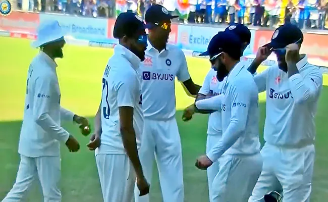 Kohli-Ravindra Jadeja Pathan Movie Dance Steps Viral After 1st Test Win - Sakshi