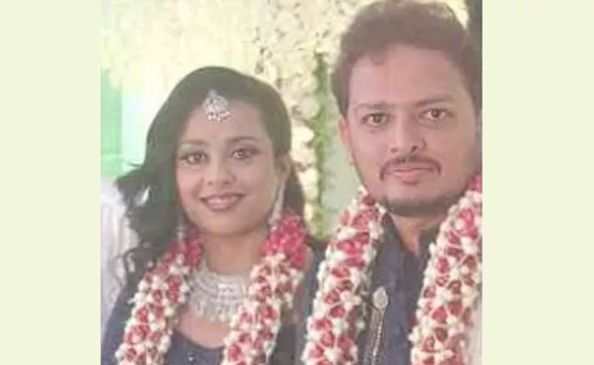 Newly Married Couple Dead In Road Accident At Tumkur - Sakshi