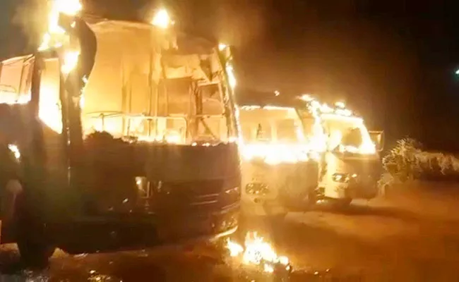 Buses Gutted In Fire Accident In Kukatpally - Sakshi