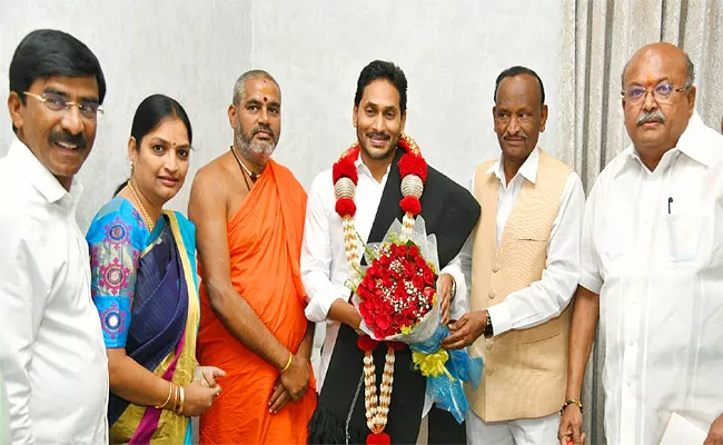 Karnataka Kanakadasa Met CM Jagan At Tadepalli - Sakshi