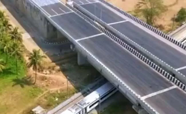 Anand mahindra shares video of bengaluru mysuru expressway vande bharat train passing underneath - Sakshi