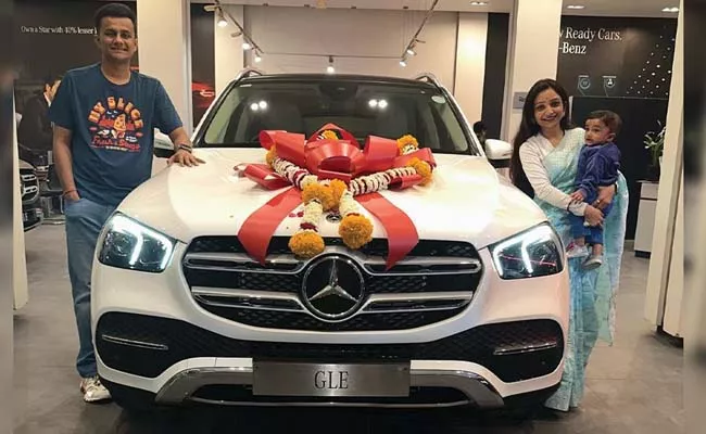 Mba chai wala prafull billore buys expensive mercedes benz - Sakshi