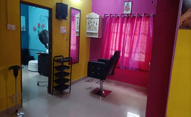 Police Raid At Prostitution Inside Beauty Parlor Spa Center Kukatpally - Sakshi