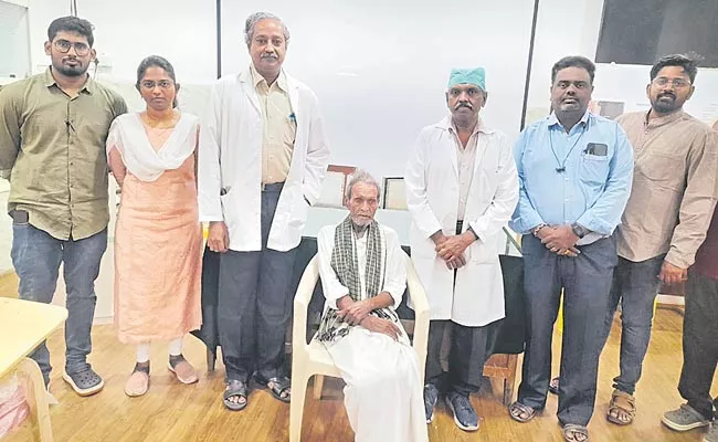 Doctors Saved Old Man Life By Massaging His Heart In Guntur - Sakshi