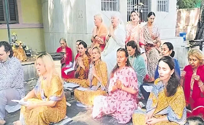 Foreigners Are Appreciating Indian Traditions In Puttaparthi - Sakshi