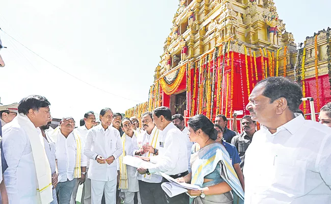 Telangana: Cm Kcr Visits Anjaneya Swamy Temple In Kondagattu - Sakshi