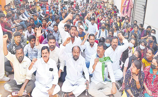 BC Leader R Krishnaiah Protest In Front Of BC Office - Sakshi