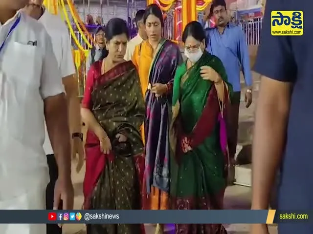 Chiranjeevi Wife Surekha Visits Srisailam Temple