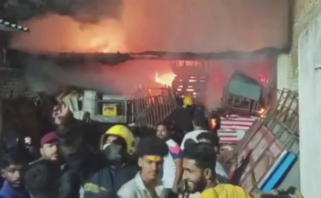 Fire Accident Godown At Hyderabads Patabasti - Sakshi