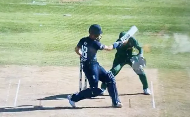 SA Vs ENG: Moeen Ali Bizarre One Handed Switch Hit Attempt Viral - Sakshi