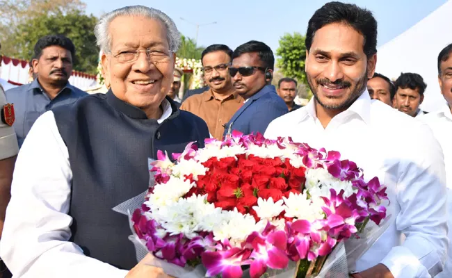 Cm Jagan Farewell To Governor Biswabhusan At Gannavaram Airport - Sakshi